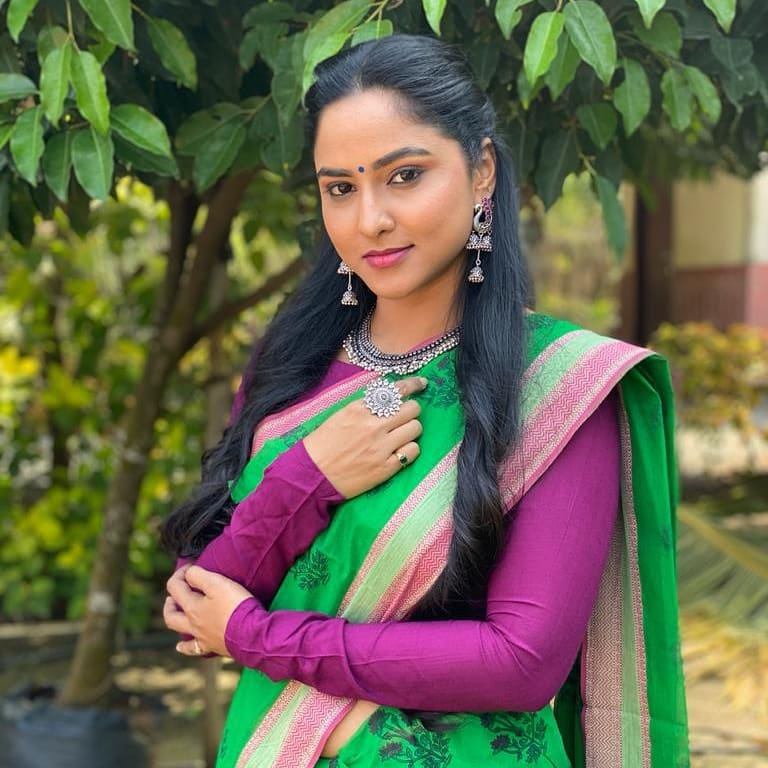 Zee Telugu Tv Anchor Kasi Annapurna In Green Saree Blouse